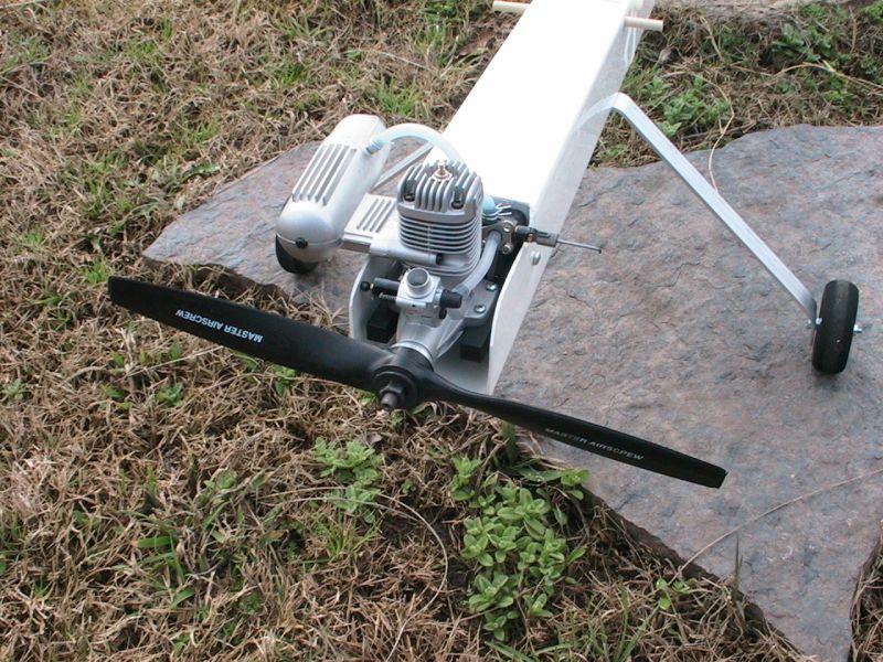  The remote needle valve on the engine saves some worry about getting your fingers into the moving prop.